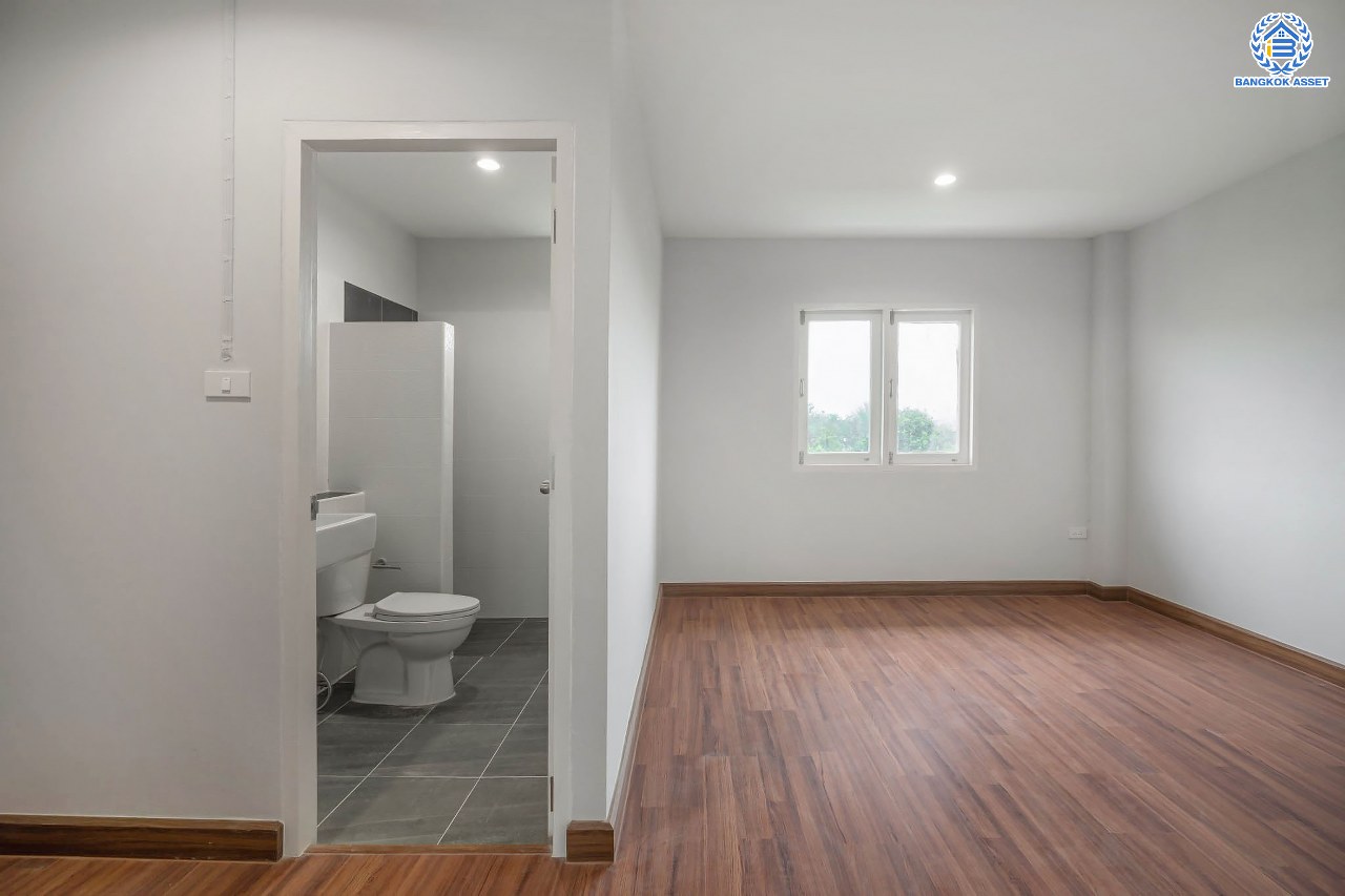 บ้านมือสองตกแต่งใหม่ โครงการ บ้านแก้ววิลล่า จรัญสนิทวงศ์ หลังมุม ทาวน์เฮ้าส์ 3 ชั้น เนื้อที่ 22.9 ตร.ว. ฟังก์ชัน 3 ห้องนอน 4 ห้องน้ำ จอดรถได้ 2 คัน บนทำเลศักยภาพ เชื่อมต่อหลายเส้นทาง ใกล้รถไฟฟ้าสายสีน้ำเงิน "สถานีไฟฉาย"